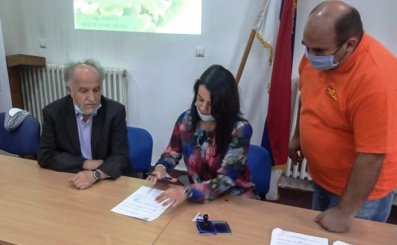 Potpisani ugovori o donaciji 12 plastenika