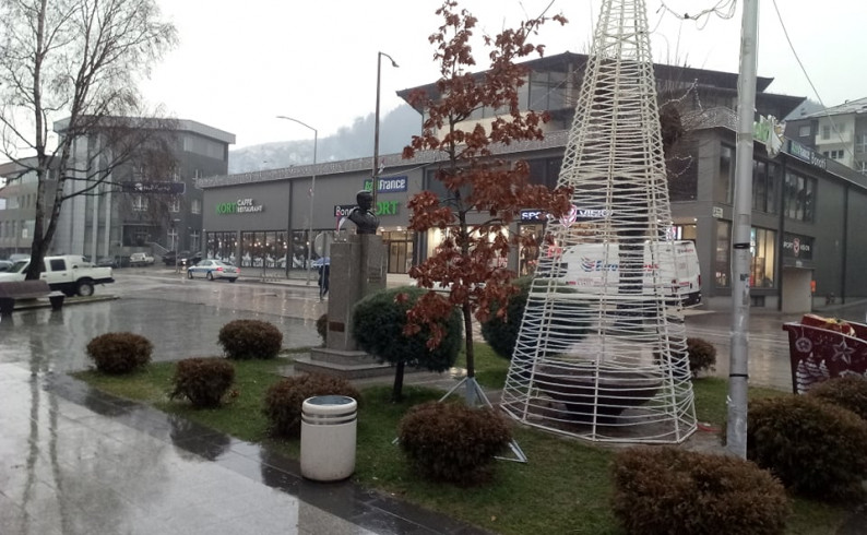Veseljaci ukrasili trg i zgradu opštine