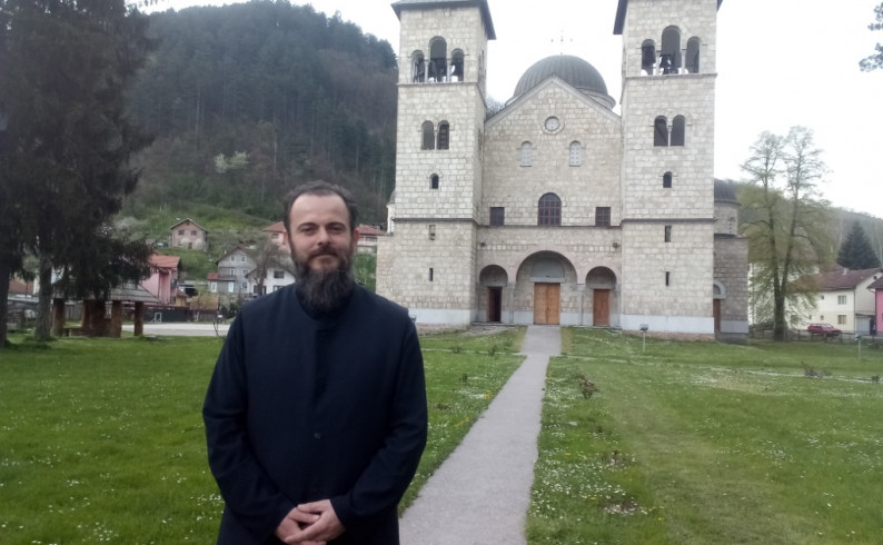 Spojio rad u školi i bogosluženje u Crkvi- profesor fizičkog obukao mantiju