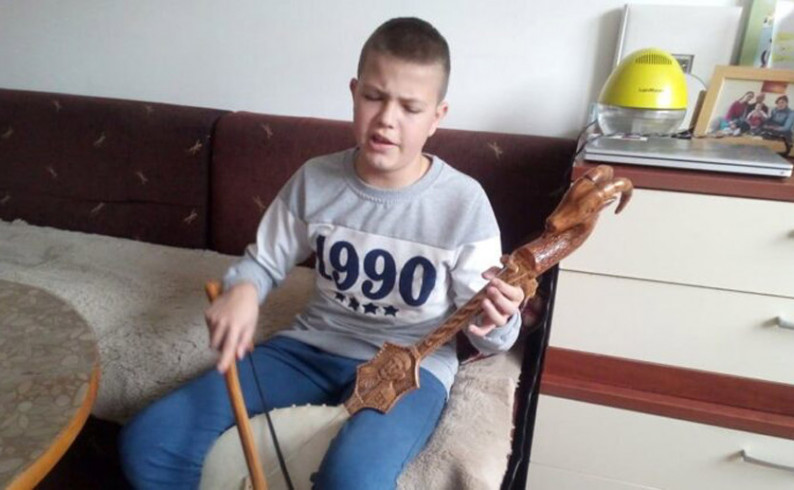 Miloš Drakul, najmlađi fočanski guslar priprema pjesmu o svom ujaku, junaku sa Treskavice