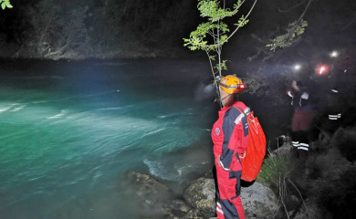 Turisti iz Njemačke spaseni nakon prevrtanja na Tari