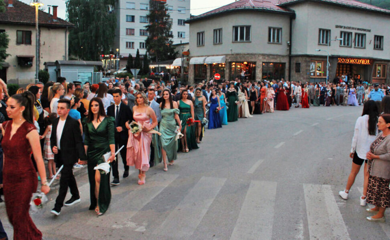 Maturanti Srednjoškolskog centra prodefilovali Fočom