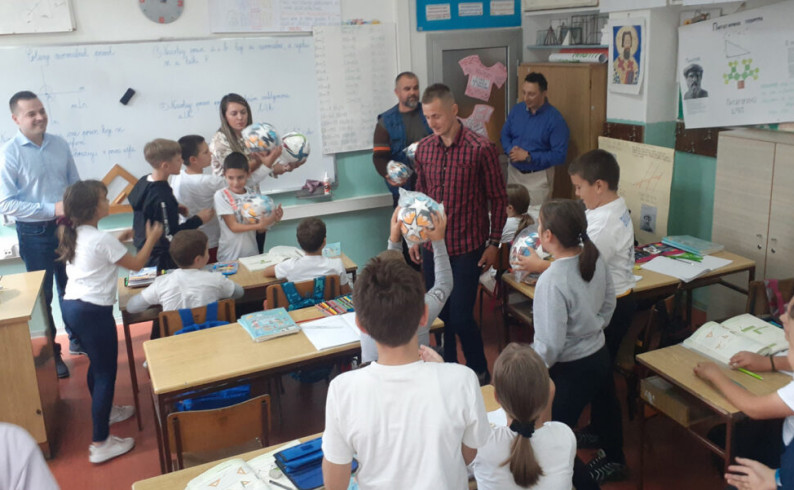 Hiljadu lopti fočanskim predškolcima i đacima