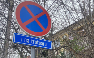 AMD Foča: Počinje kampanja „Ne parkiraj-trotoar je za pješake“