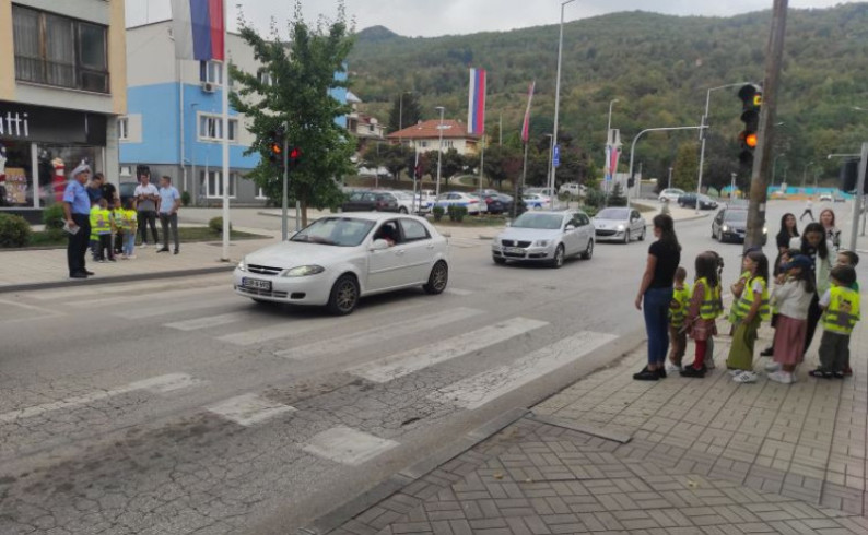 Policajci učili fočanske prvačiće saobraćajnim pravilima