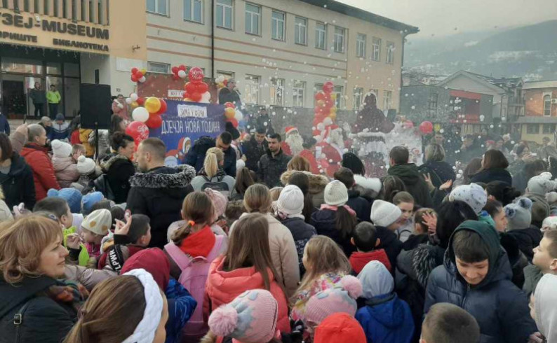 Dječija nova godina u Foči: Podijeljeno 1.000 paketića