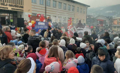 Dječija nova godina u Foči: Podijeljeno 1.000 paketića