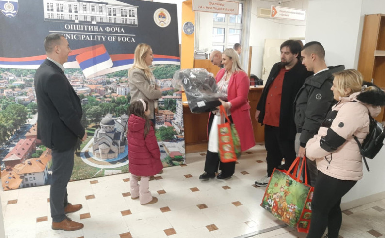 U ovoj godini podijeljeno 100 poklon paketa i 95 autosjedalica za bebe