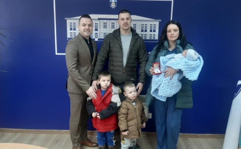Prva fočanska beba u 2026. darivana zlatnikom